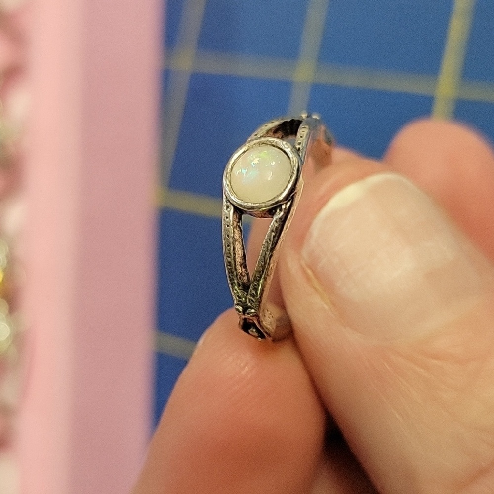 Opal Iridescent Silver Tone Ring Brand New 12$